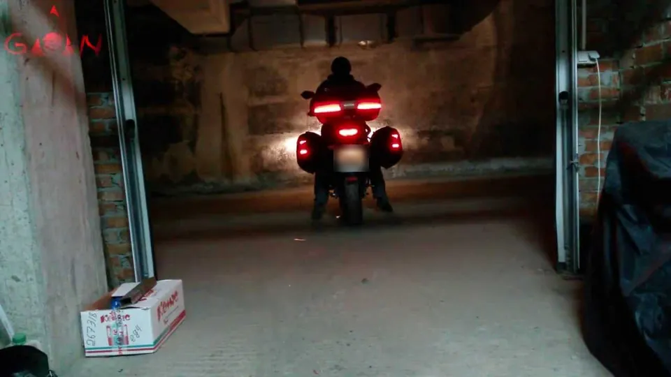 Мотоцикл в гараже сзади, на кофрах Givi горят красные светодиодные стопы