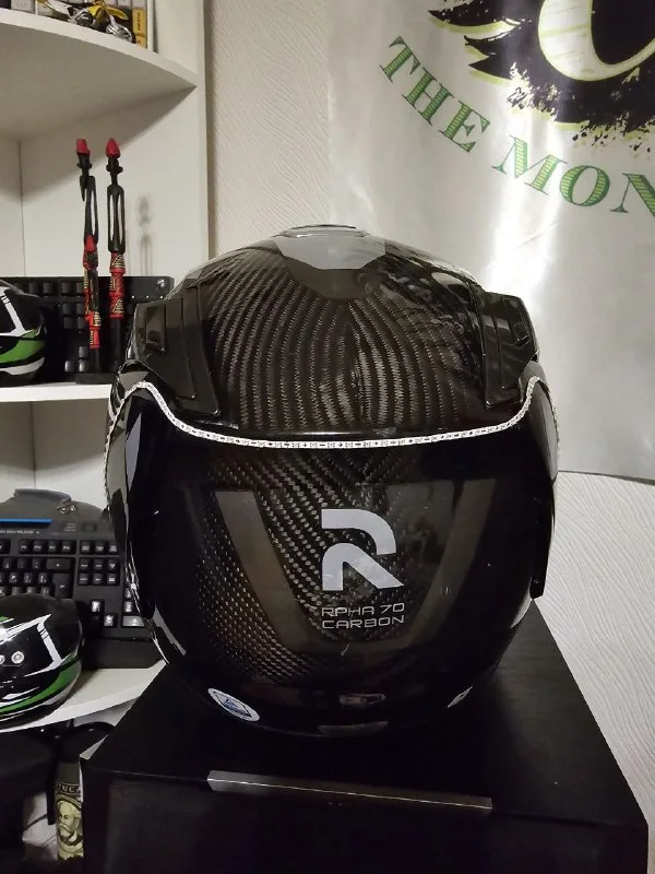 Шлем HJC RPHA 70 Carbon сзади, полоса огибает затылок